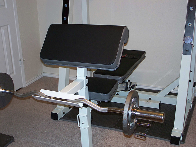 The preacher bench with arm pad